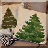DN07. Christmas tree pillows. 